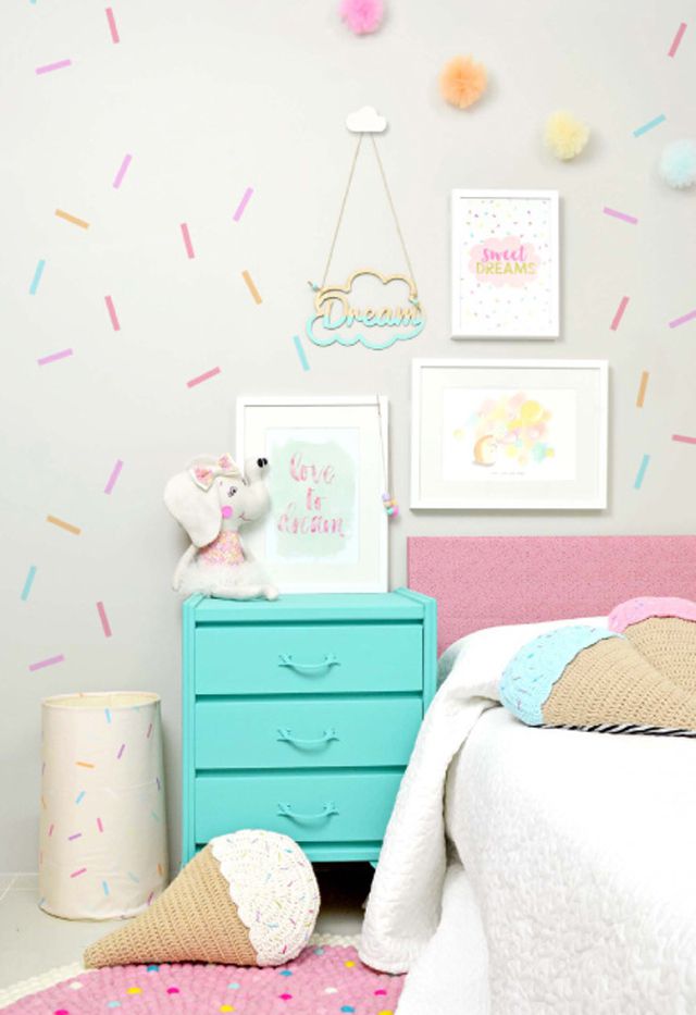 Quarto de menina com tema de doces e decoração de parede com fita washi