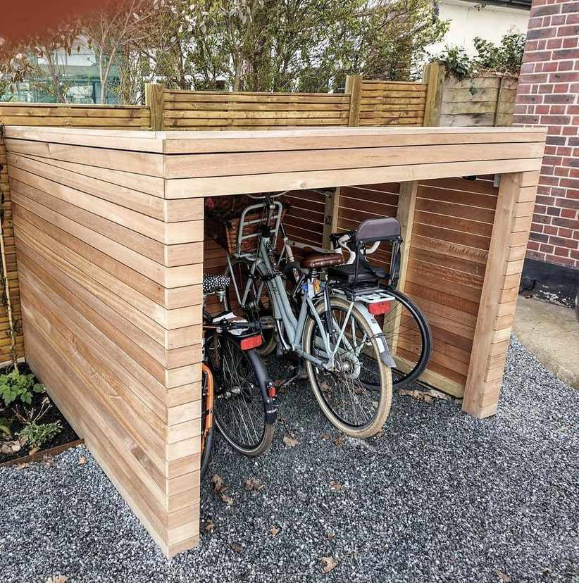 Holzschuppen mit offener Seite für Fahrräder