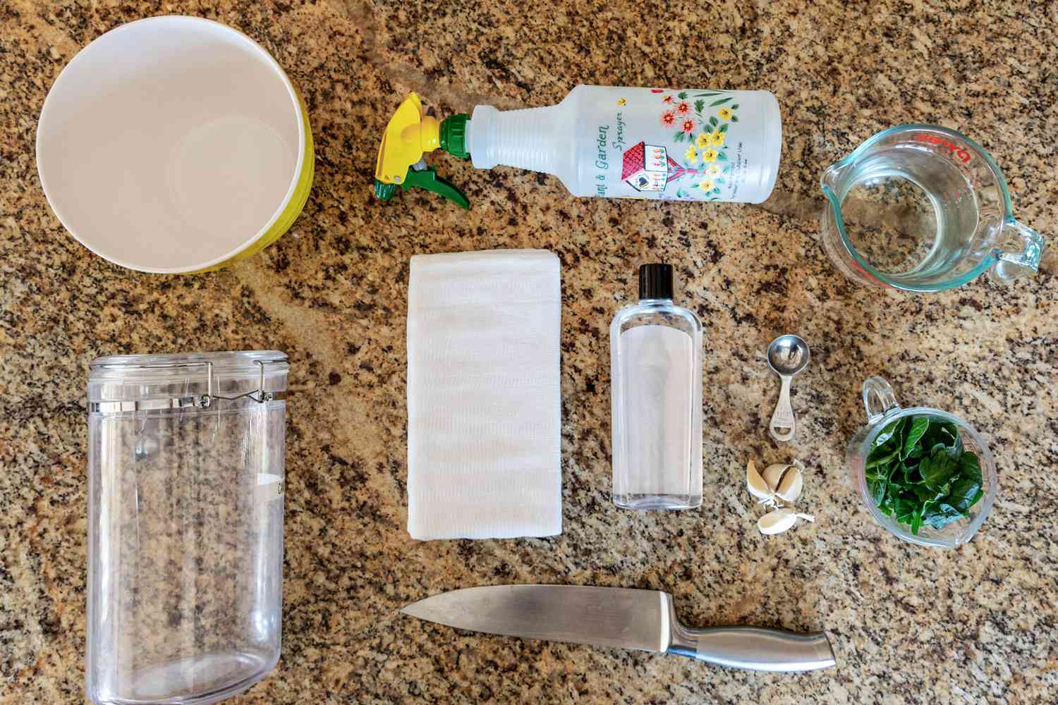 Materiais e ferramentas para fazer um spray caseiro contra pulgões