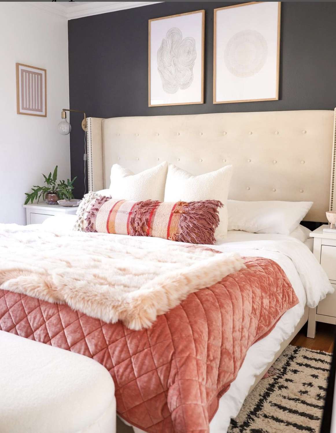 graue Akzentwand Schlafzimmer mit pfirsichfarbener Bettdecke