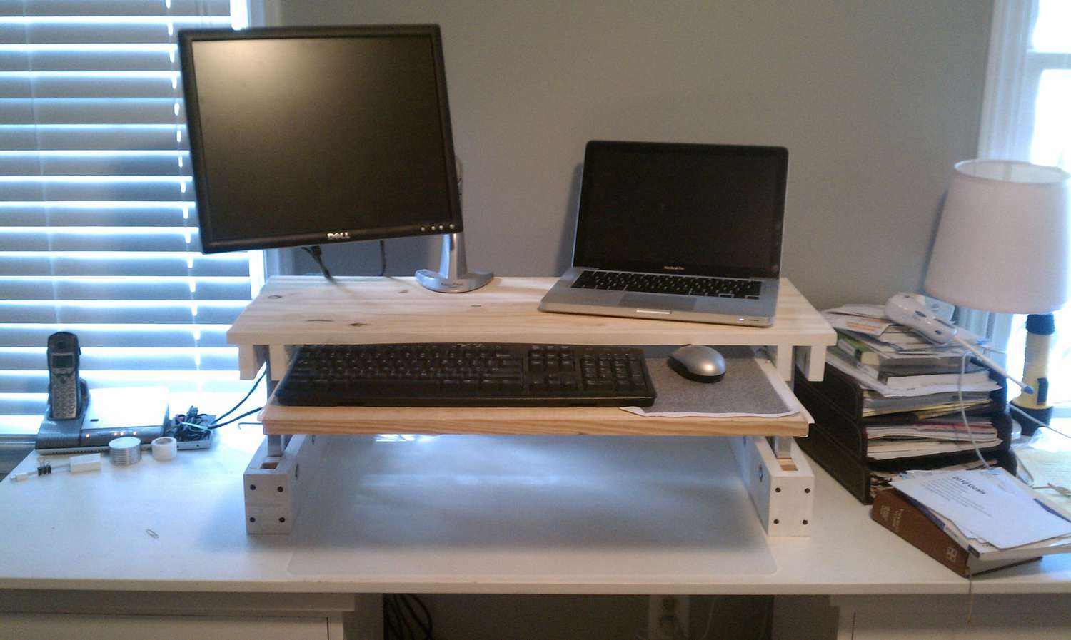 Un escritorio de pie con un ordenador encima