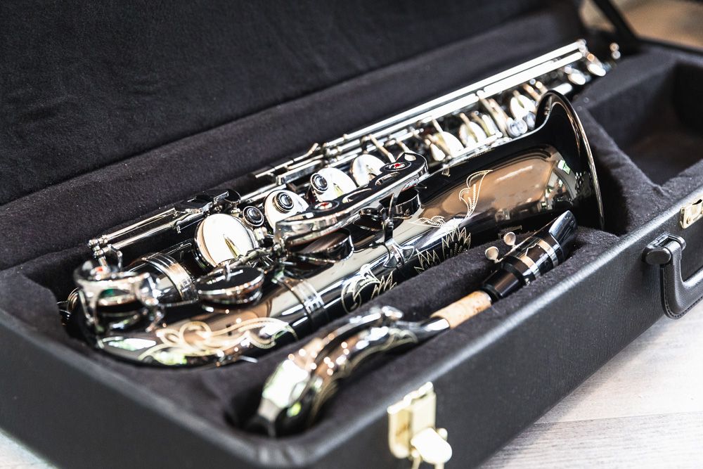 Saxophon Musikinstrument in schwarzem Koffer gegen Bargeld zu verkaufen