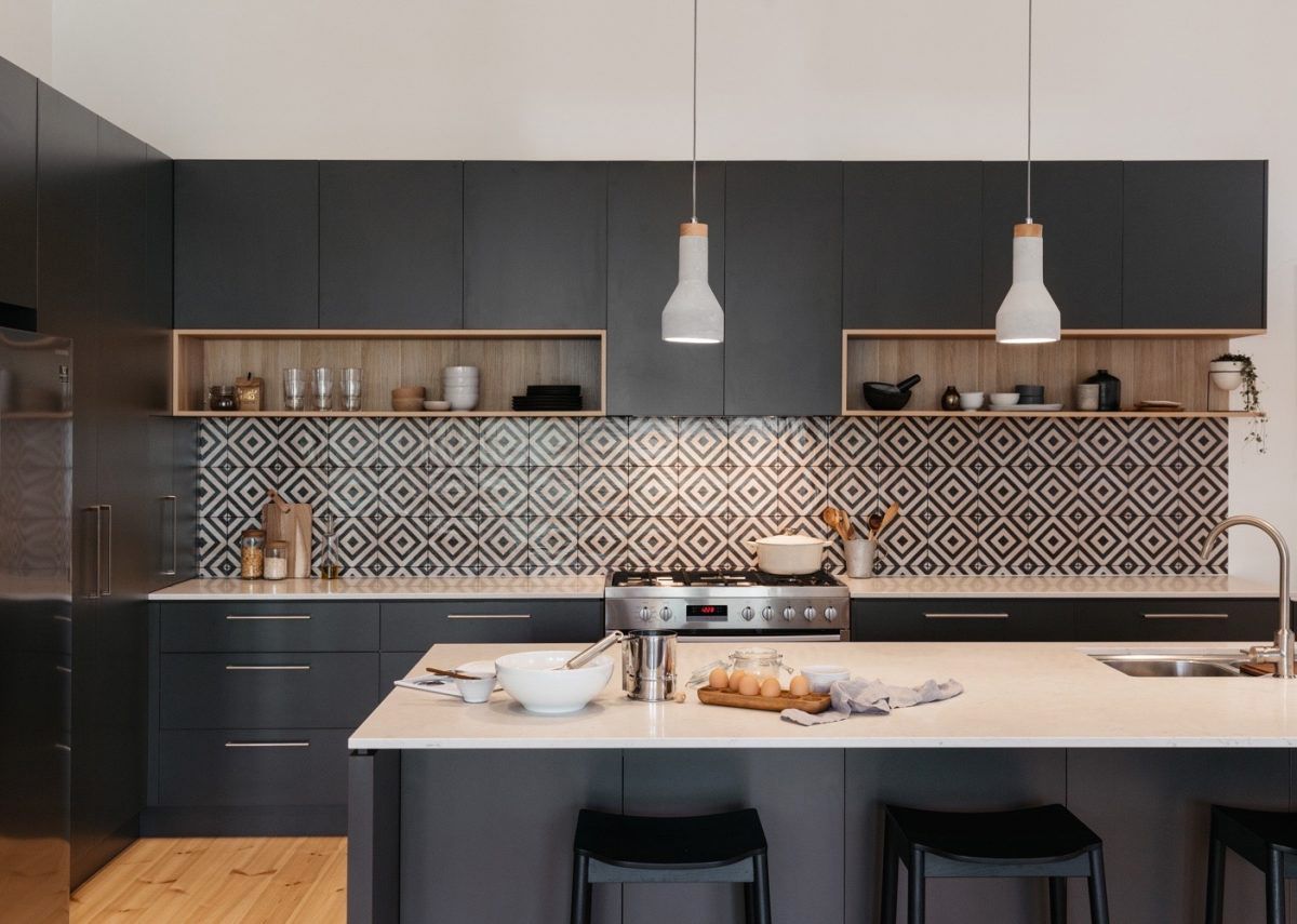 Geometrische schwarz-weiße Küche
