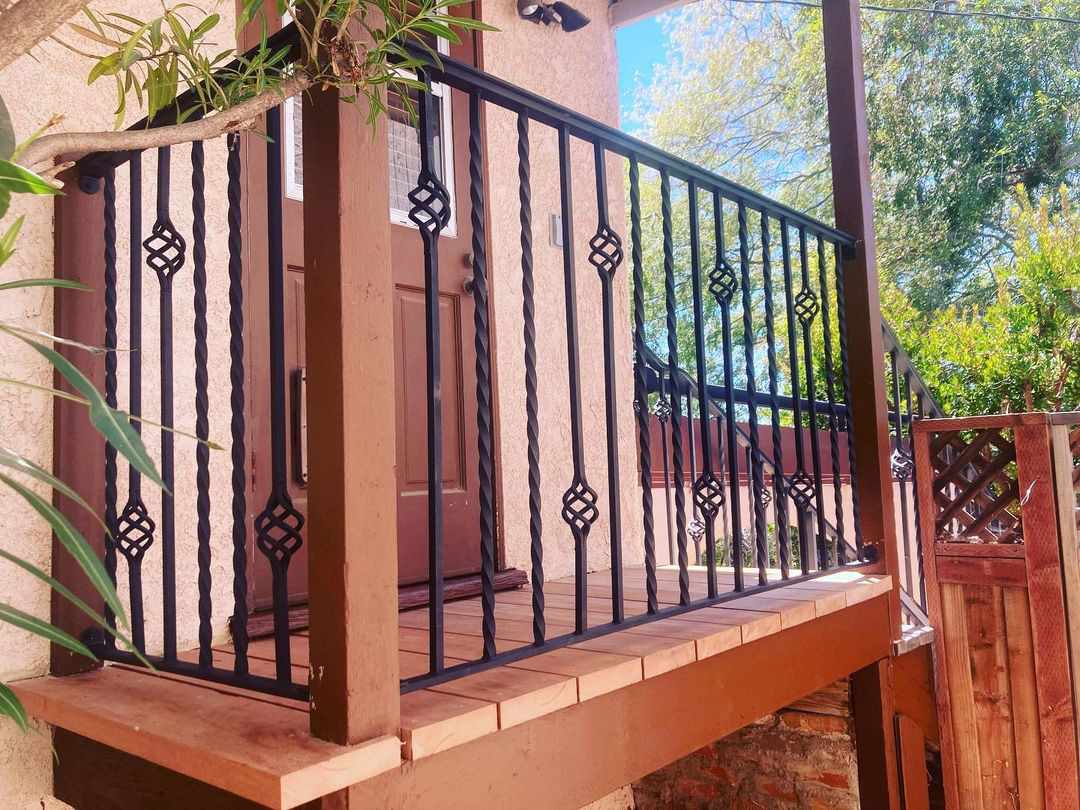 Ein einzigartiges Metall-Terrassengeländer an einer Hintertür