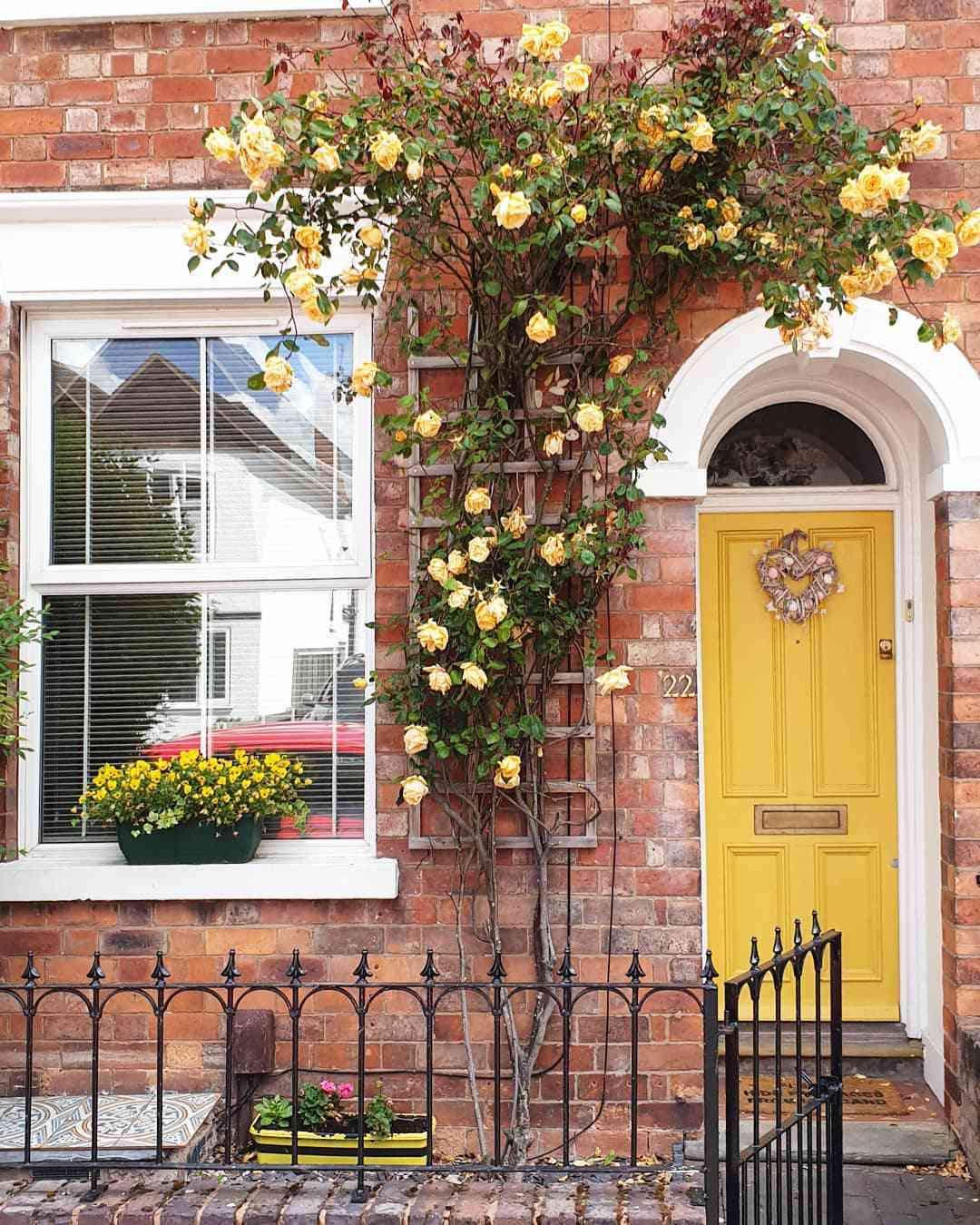 Casa de tijolos com uma porta amarela