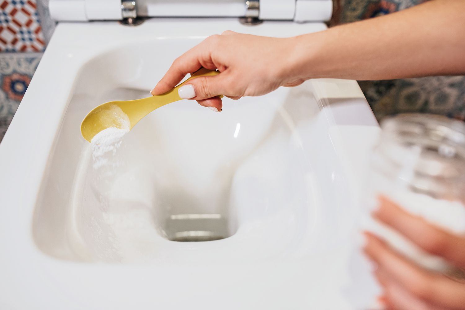 Reinigungsmittel in die Toilettenschüssel geben