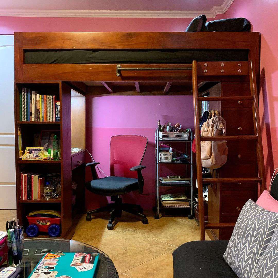 El dormitorio loft de un niño con un aula virtual abajo y una cama arriba.
