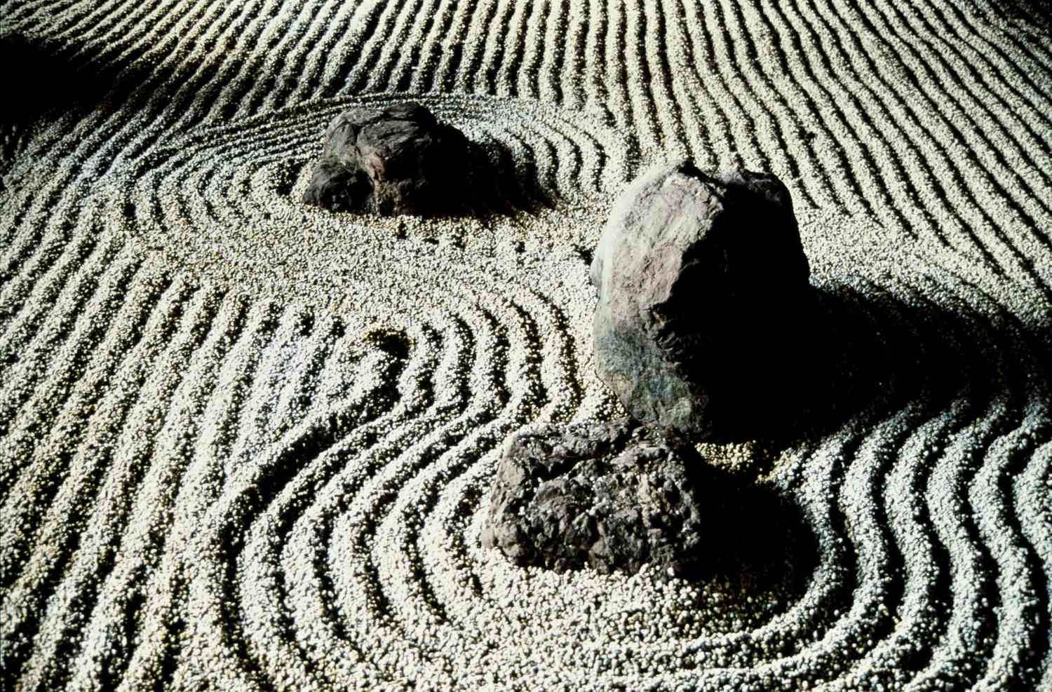 Zen-Garten aus Schotter und größeren Steinen