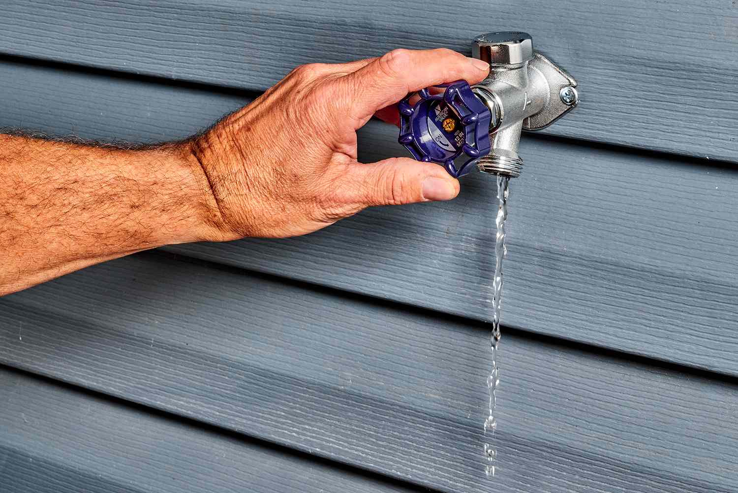 Wasserhahn wieder zusammengebaut und zum Testen des Wasserflusses aufgedreht