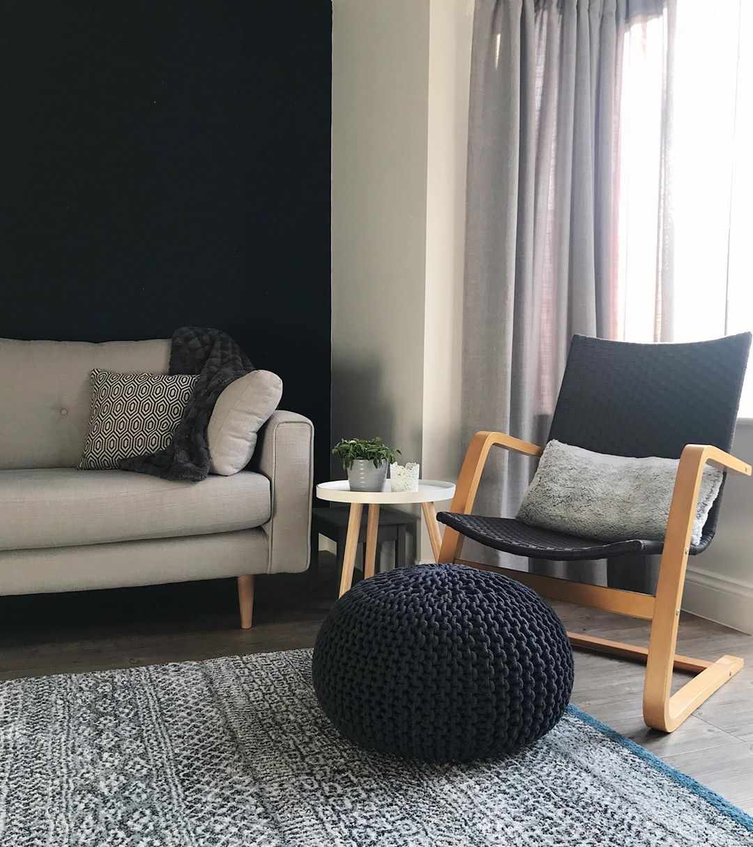 grau-schwarzes Wohnzimmer