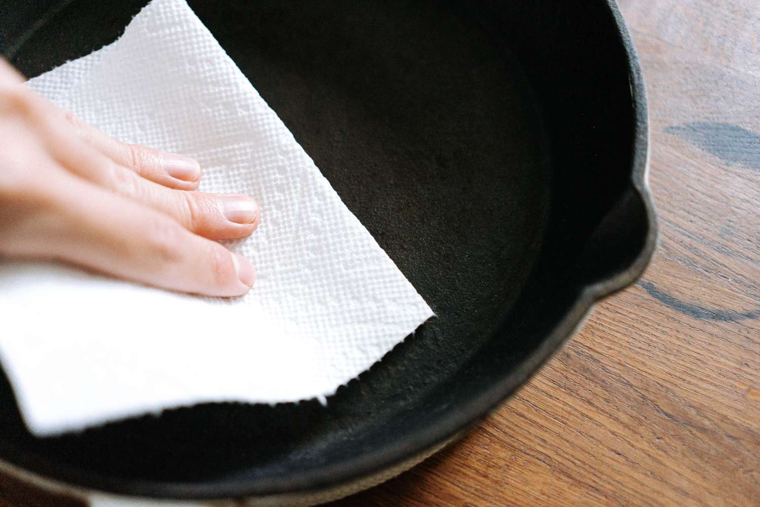 limpiando hierro fundido con una toalla de papel