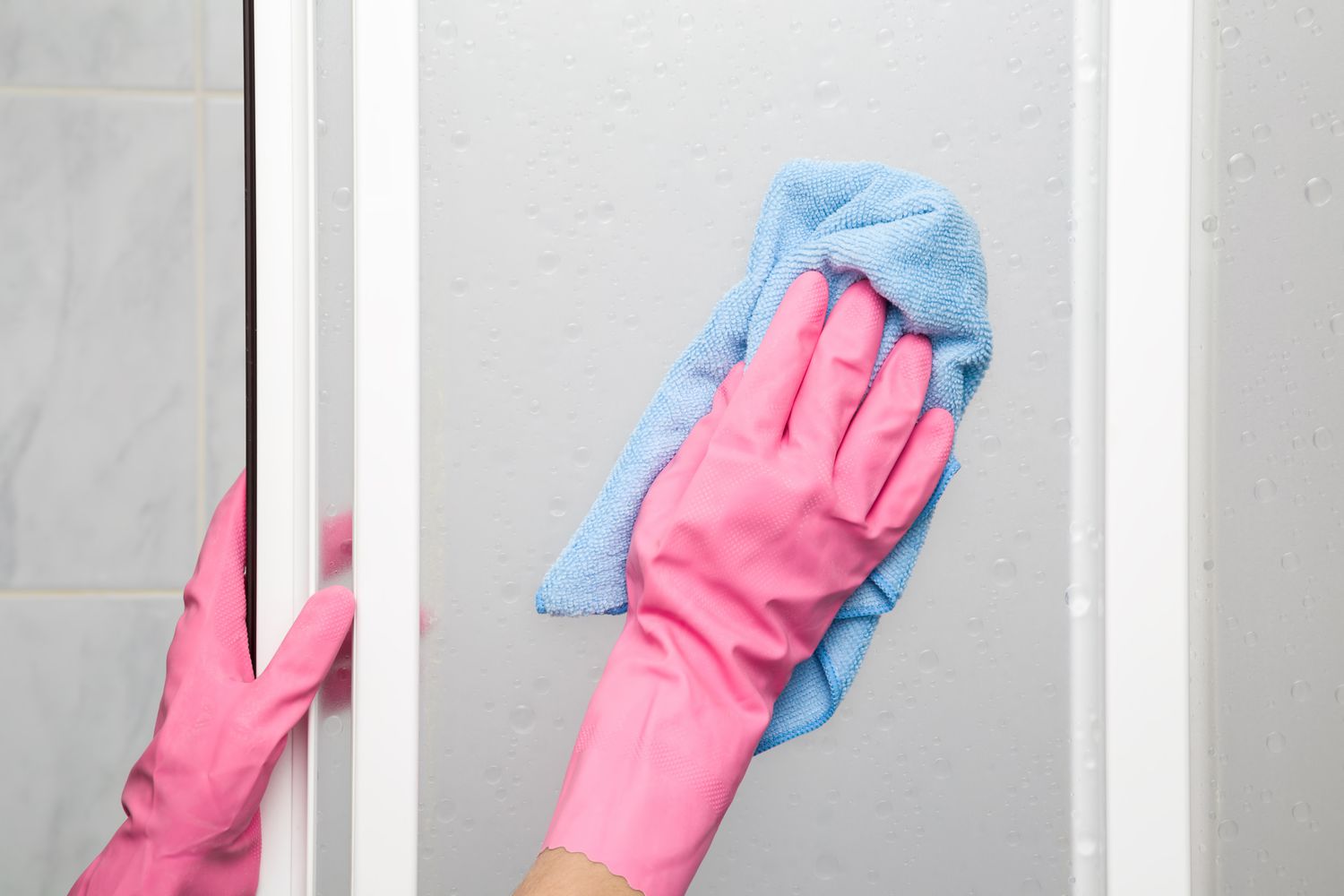 Cómo limpiar los restos de jabón de la puerta de la ducha