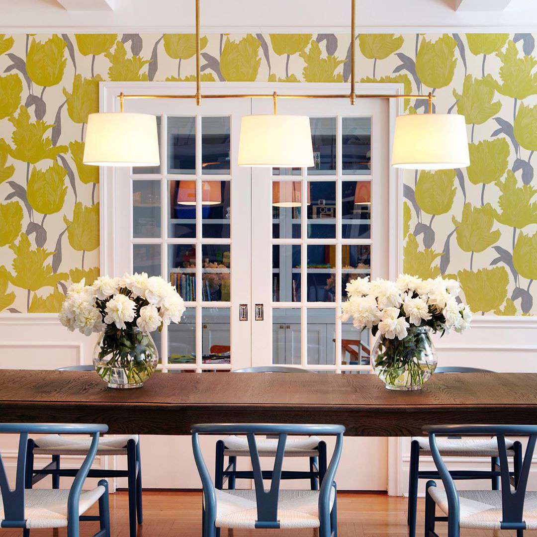 Sala de jantar com papel de parede amarelo