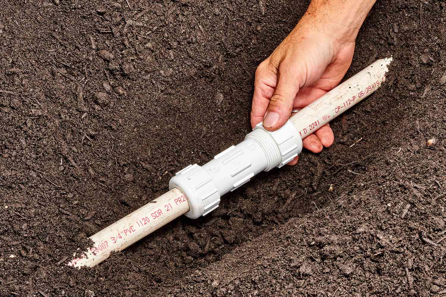 Utiliser des raccords à compression pour réparer les tuyaux d’arrosage de pelouse