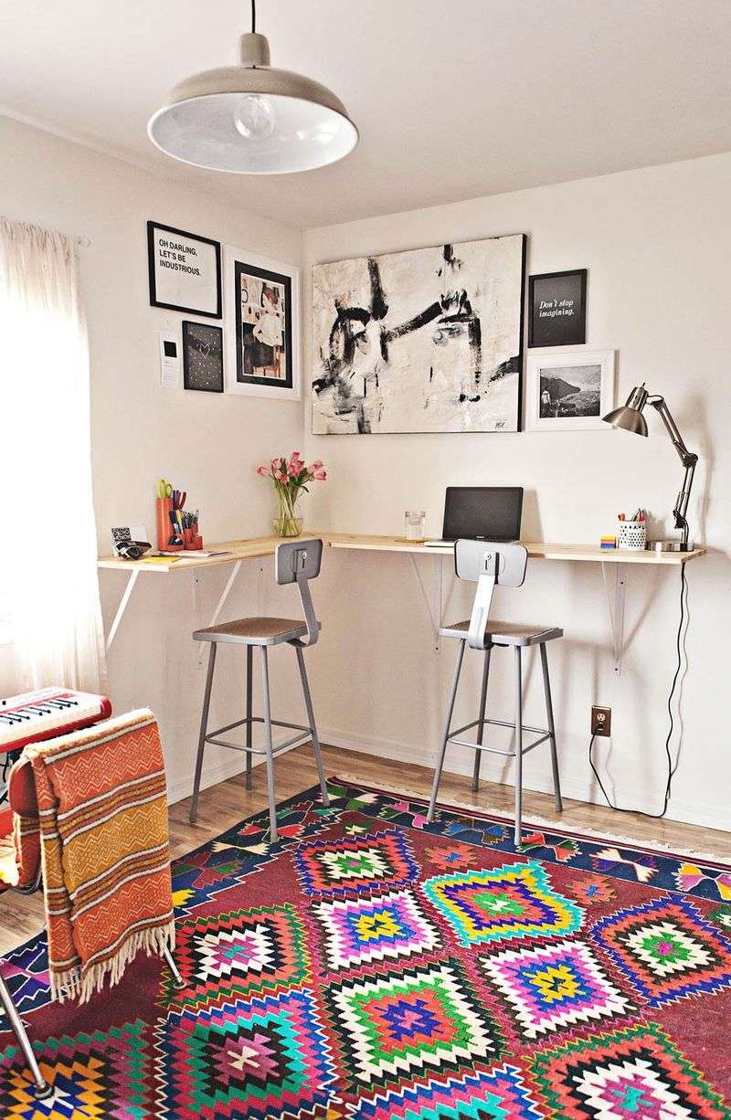 Un escritorio de pie en la esquina de un salón