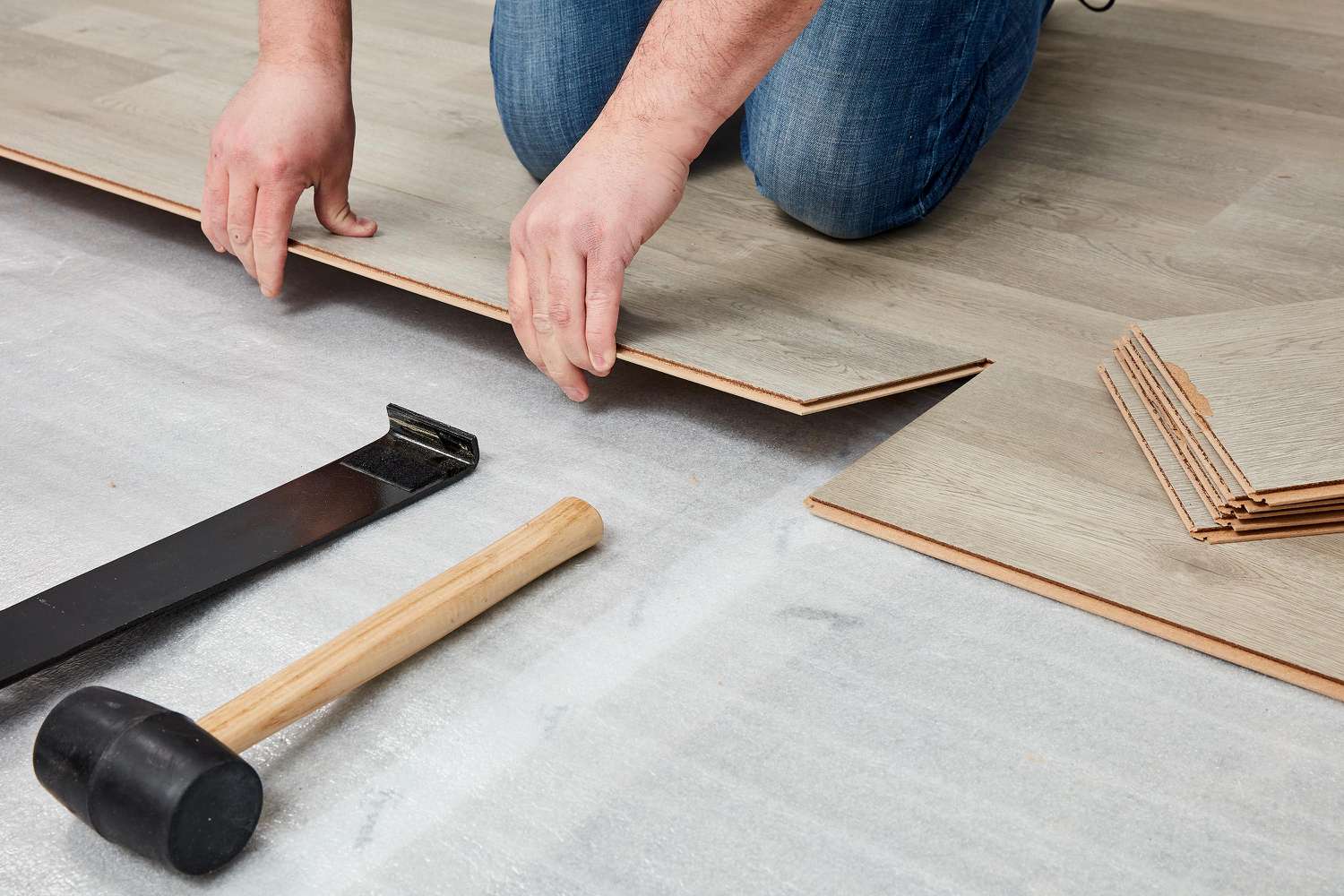 Laminate planches installed over underlayment layer