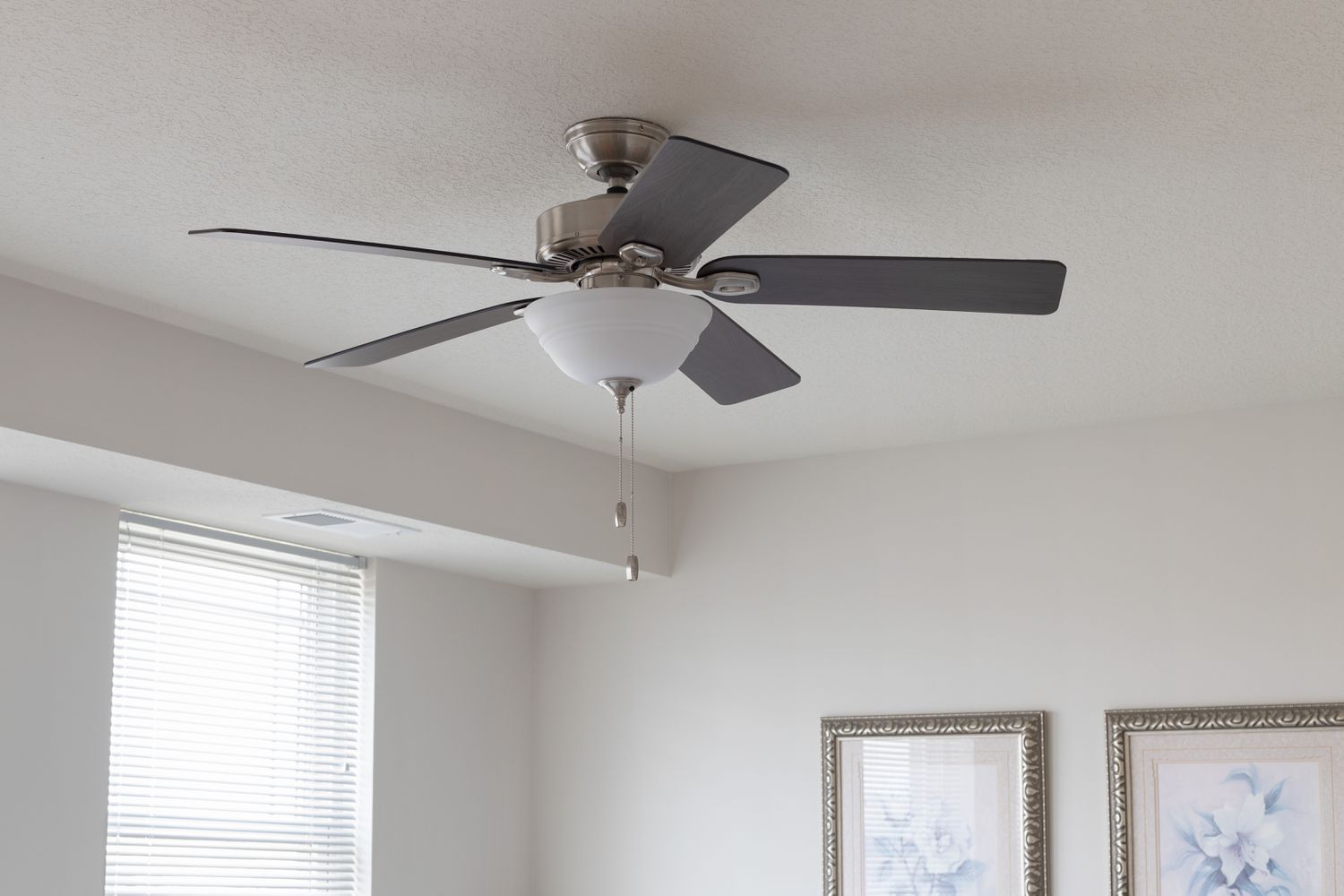 Ventilador de teto em casa para diminuir a conta de luz