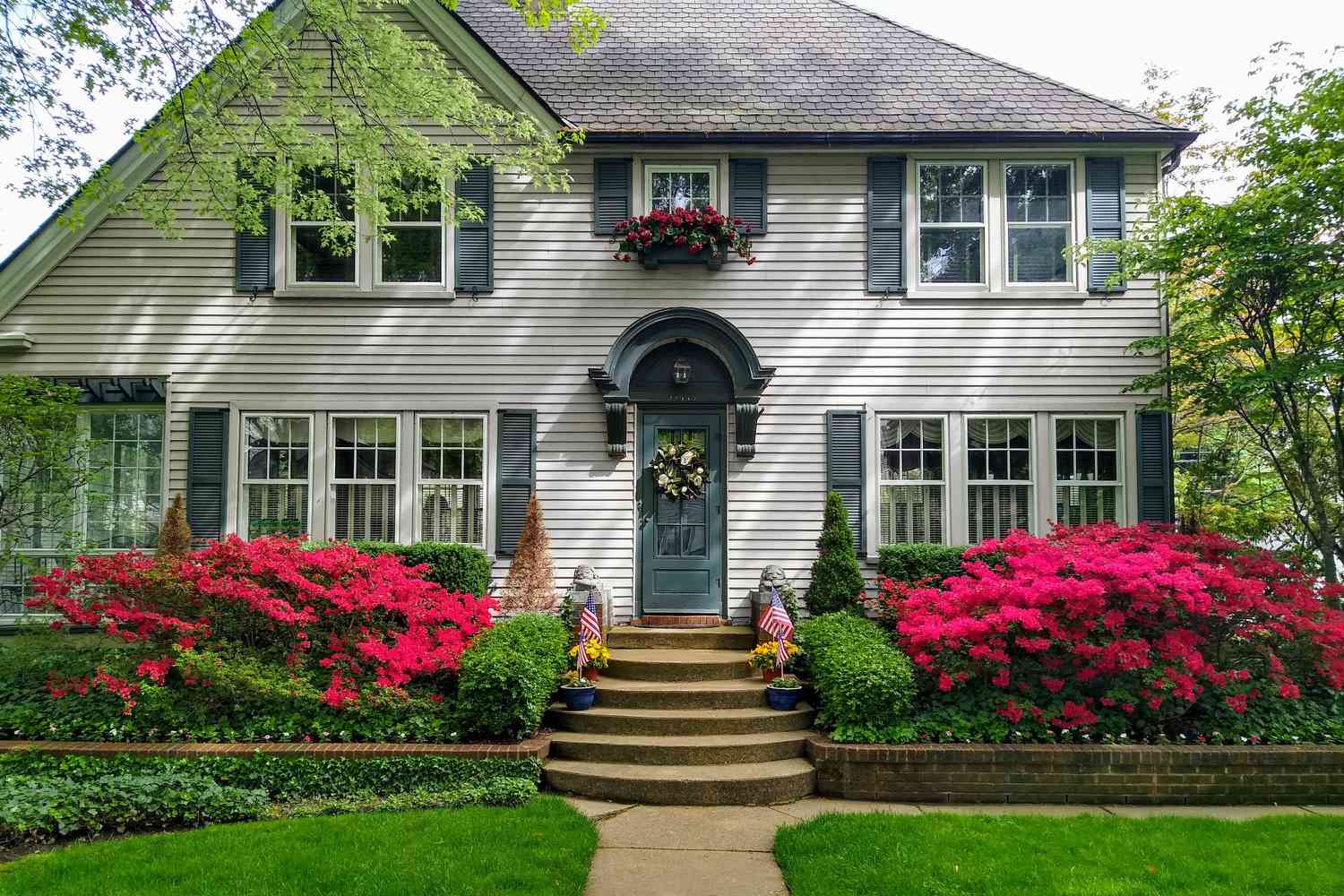 Exterior de casa de cor azulada com detalhes em azul