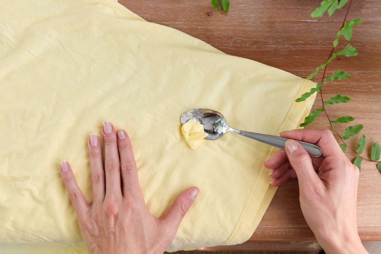 Quitando los sólidos de la mantequilla con una cuchara