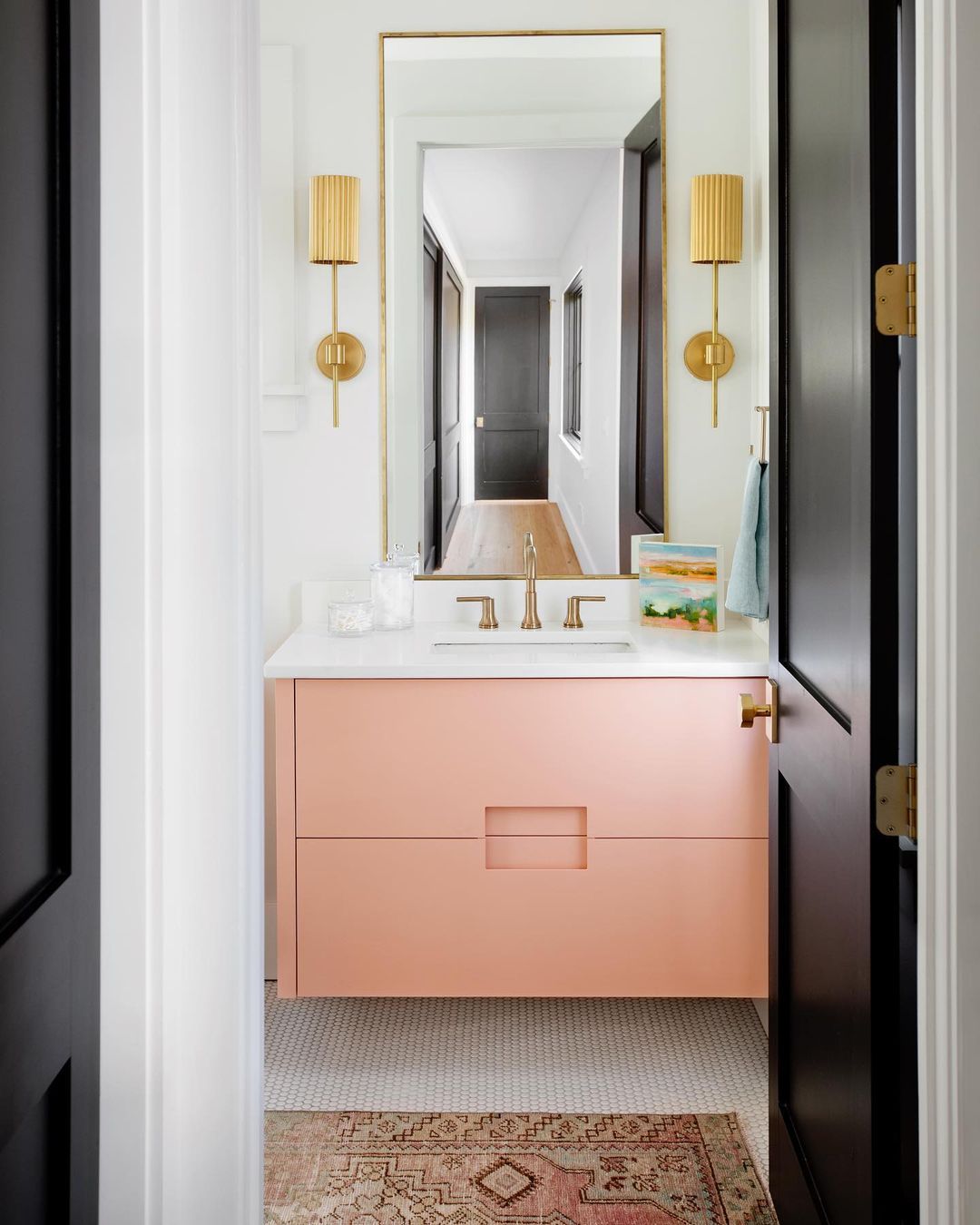 Ein kleines Badezimmer mit einem charmanten rosa schwebenden Waschtisch