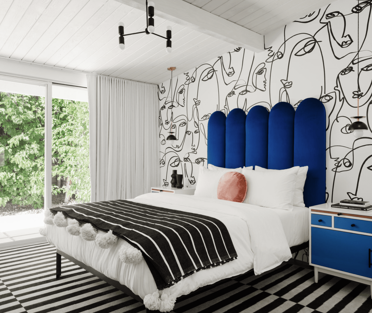 Schlafzimmer mit weißer Tapete als Akzentwand von Michelle Boudreau Design