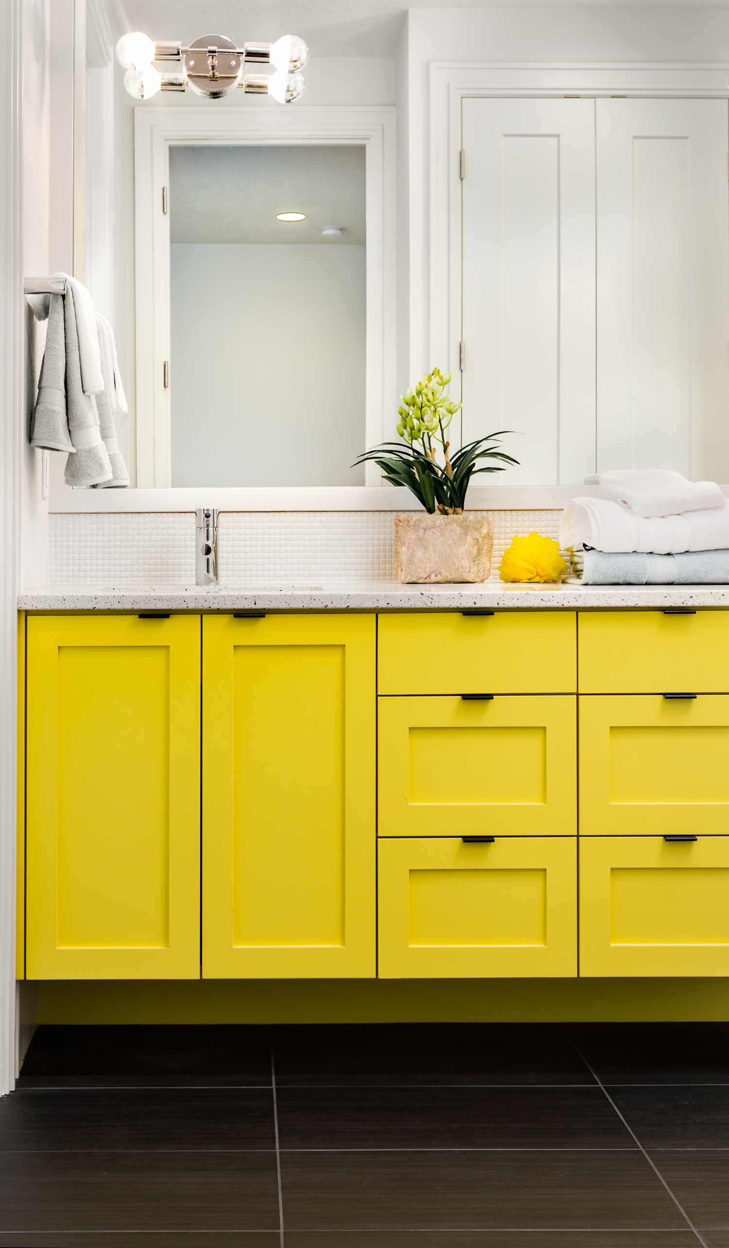 Cuarto de baño con tocador amarillo brillante