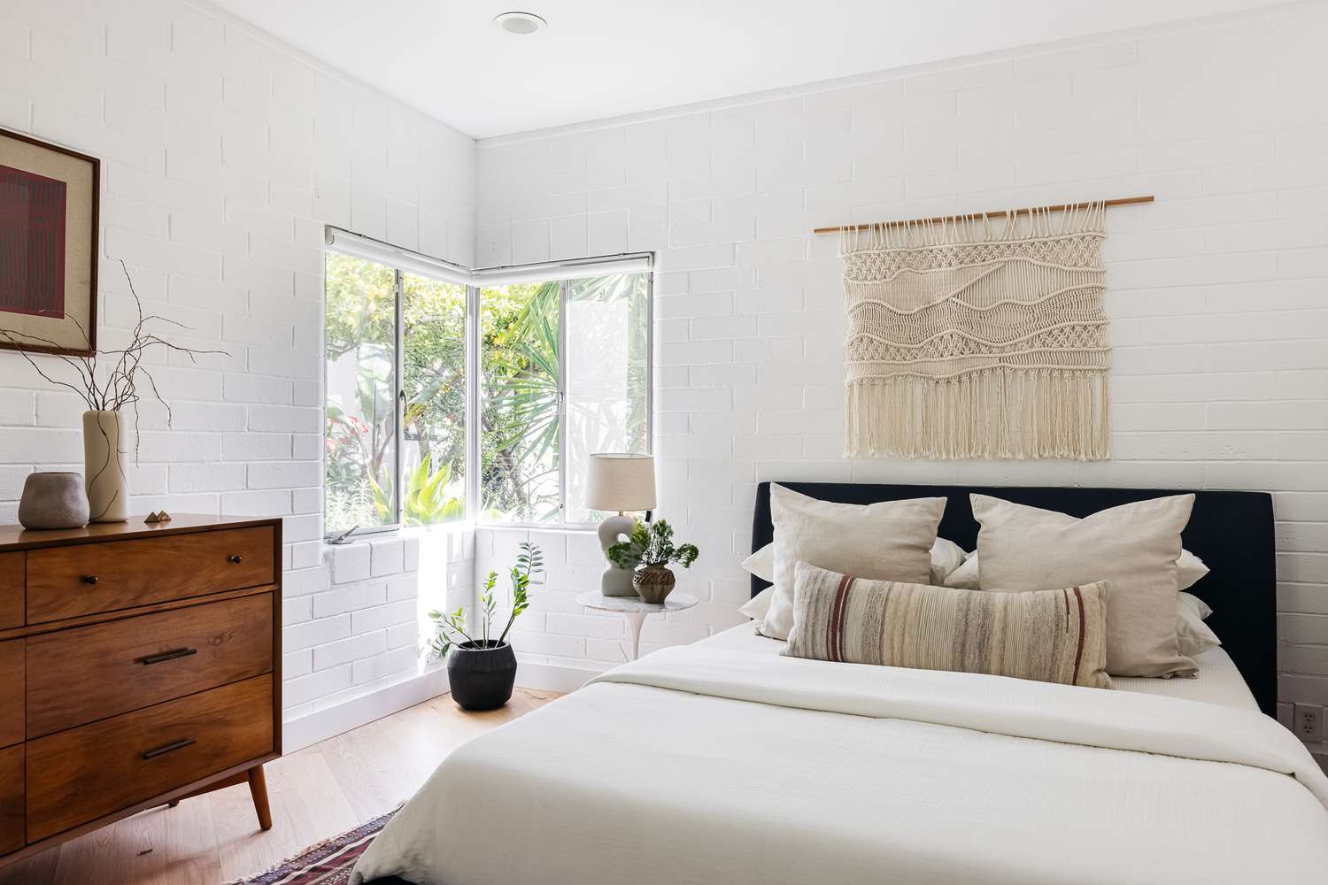 Modernes Schlafzimmer mit farblosem Dekor und weiß gestrichenen Wänden