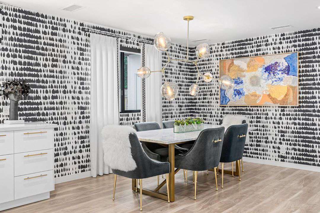 Sala de jantar com papel de parede preto e branco