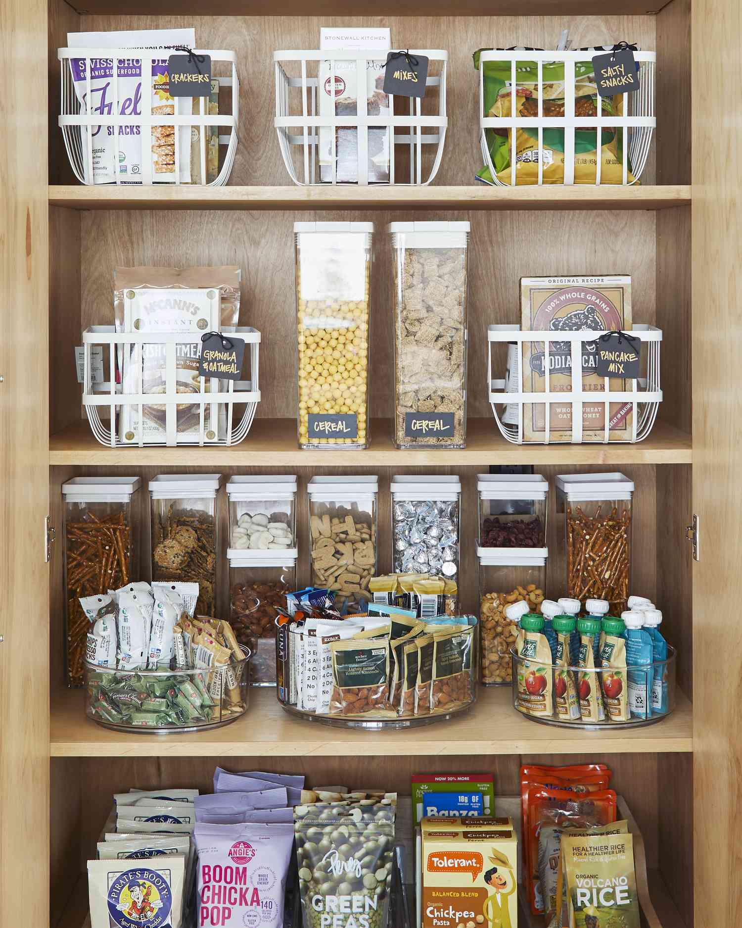 Organisierte Speisekammer mit Körben und Etiketten