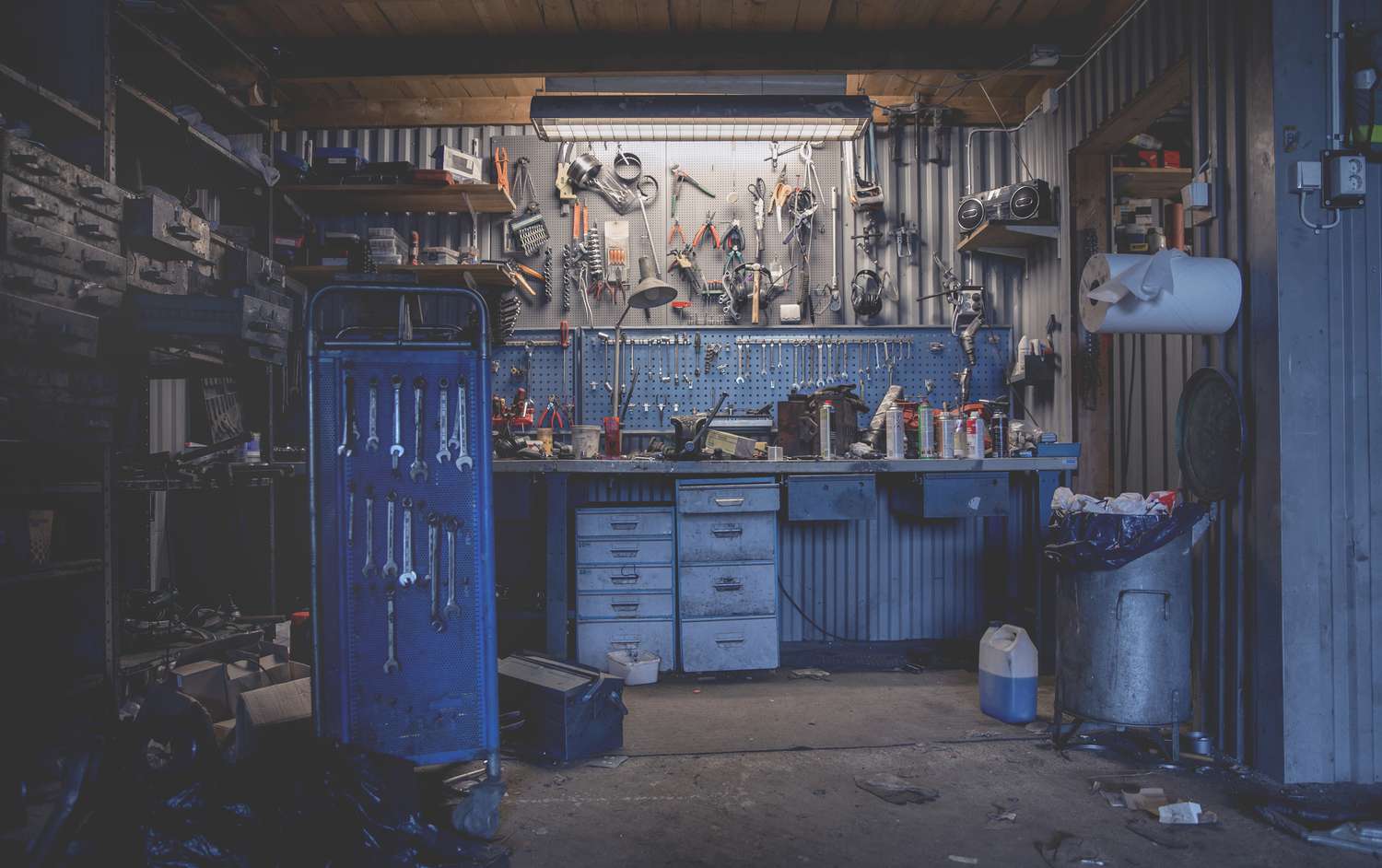 Werkzeuglager und Arbeitsbereich in einer Garage