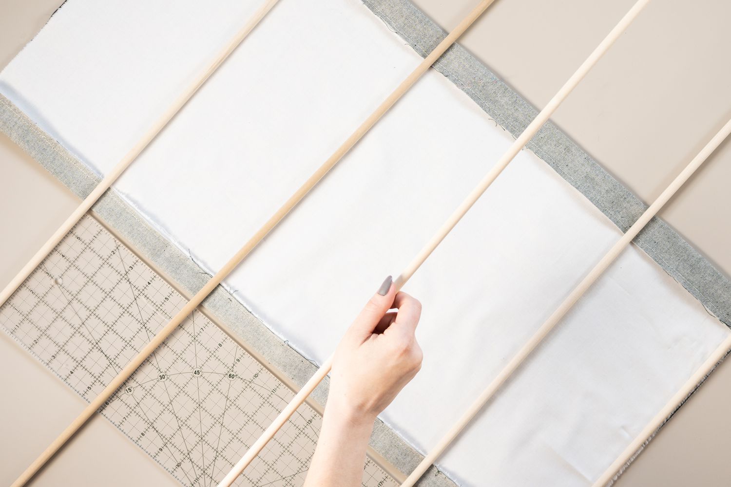 Chevilles organisées sur le tissu du store à découper