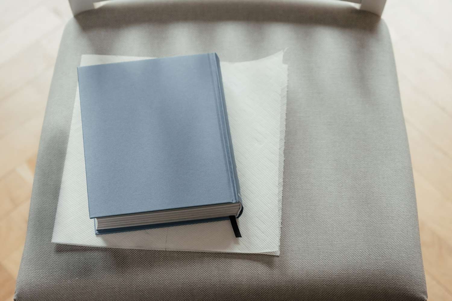 Stapel feuchtigkeitsaufnehmender Papiertücher mit Buch obenauf
