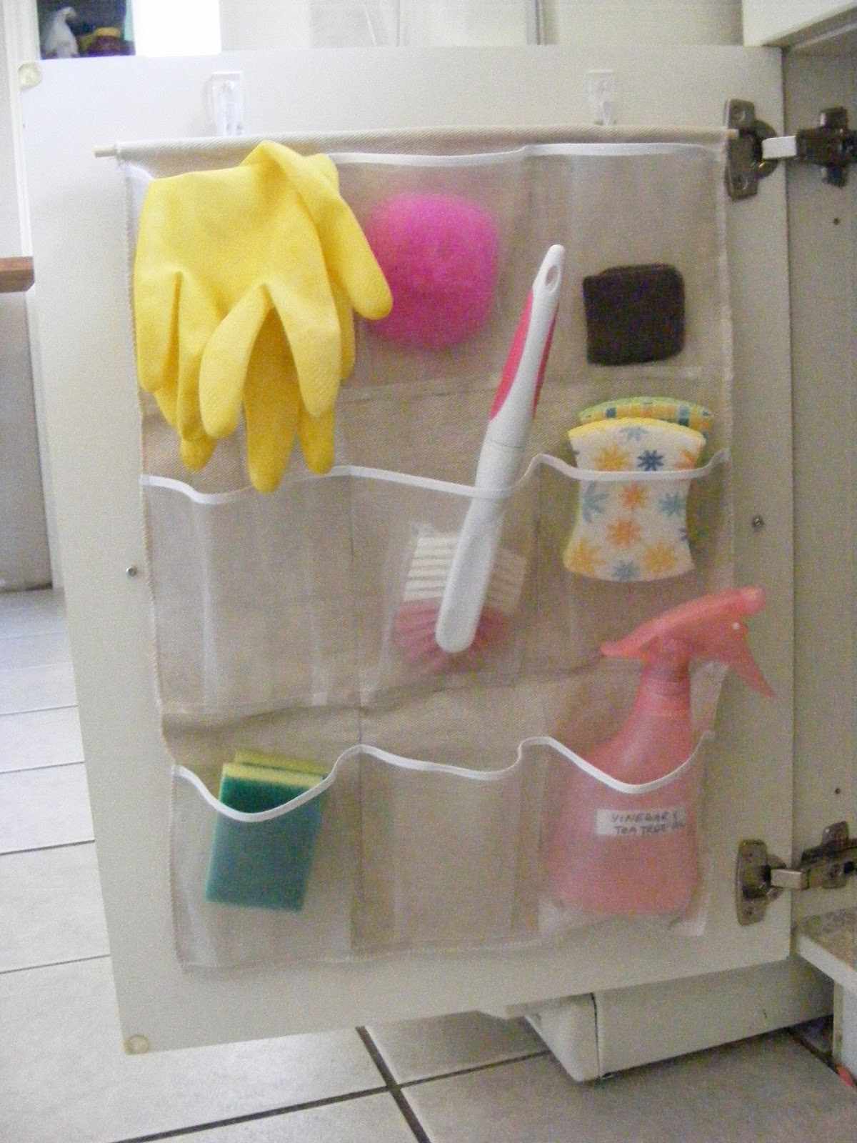 Ein Taschenorganizer mit Reinigungsprodukten