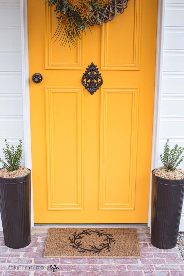 Eine gelbe Tür mit einem Fußabtreter