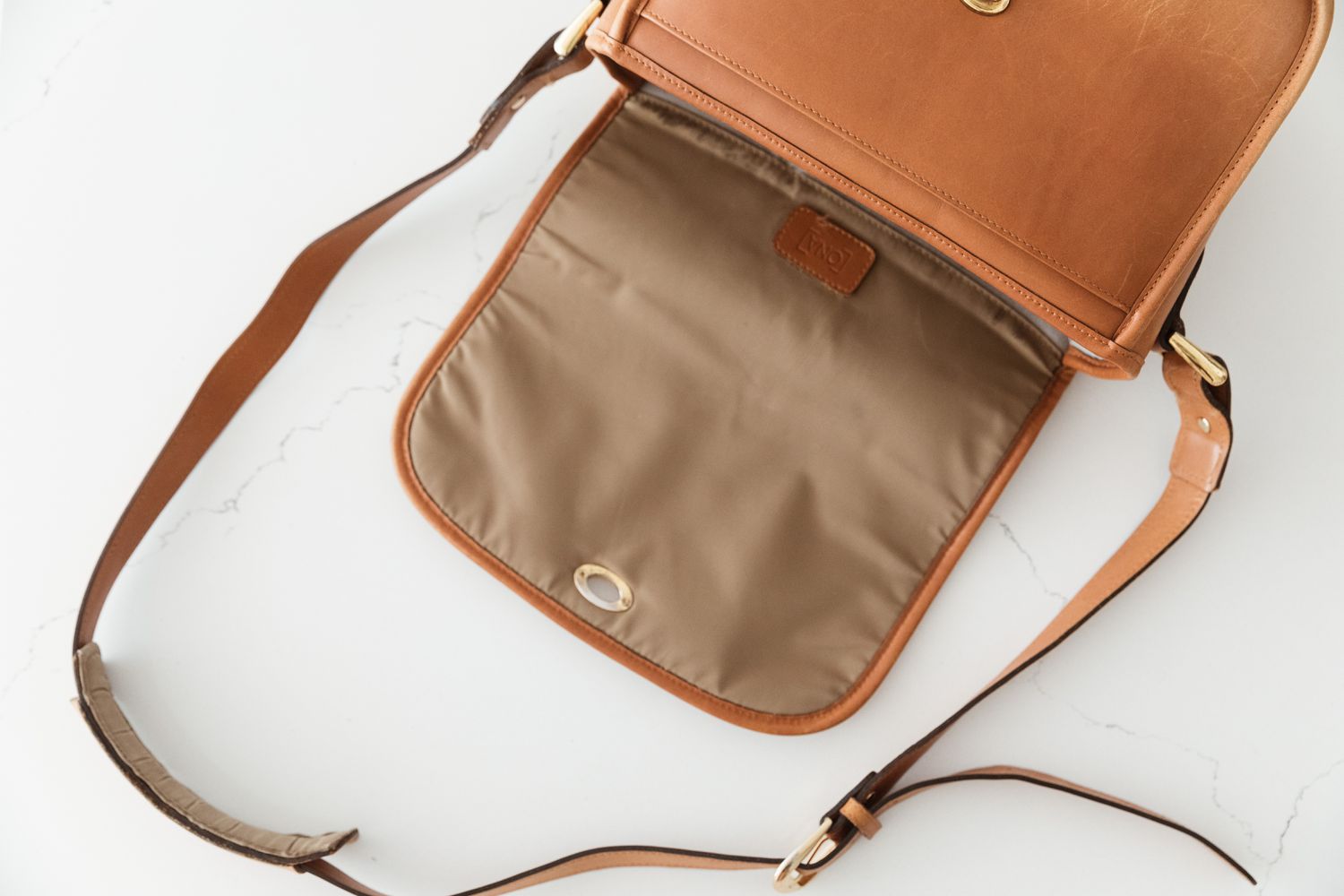 Un bolso marrón con la solapa abierta