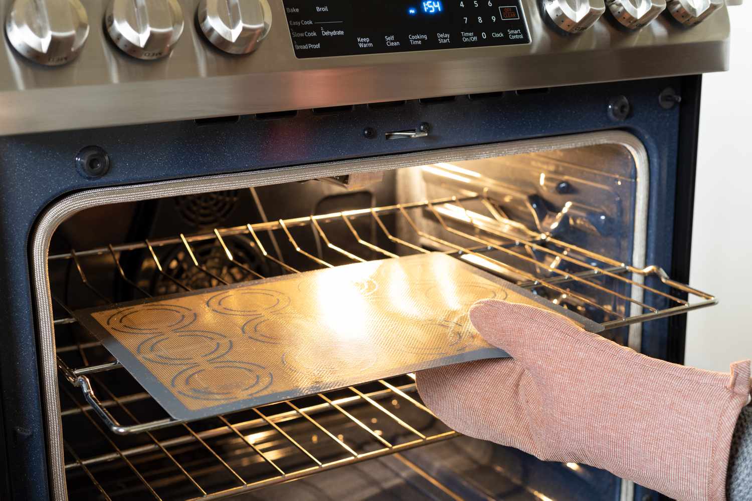 Alfombrilla de silicona para hornear deslizada en la rejilla del horno para eliminar residuos resistentes