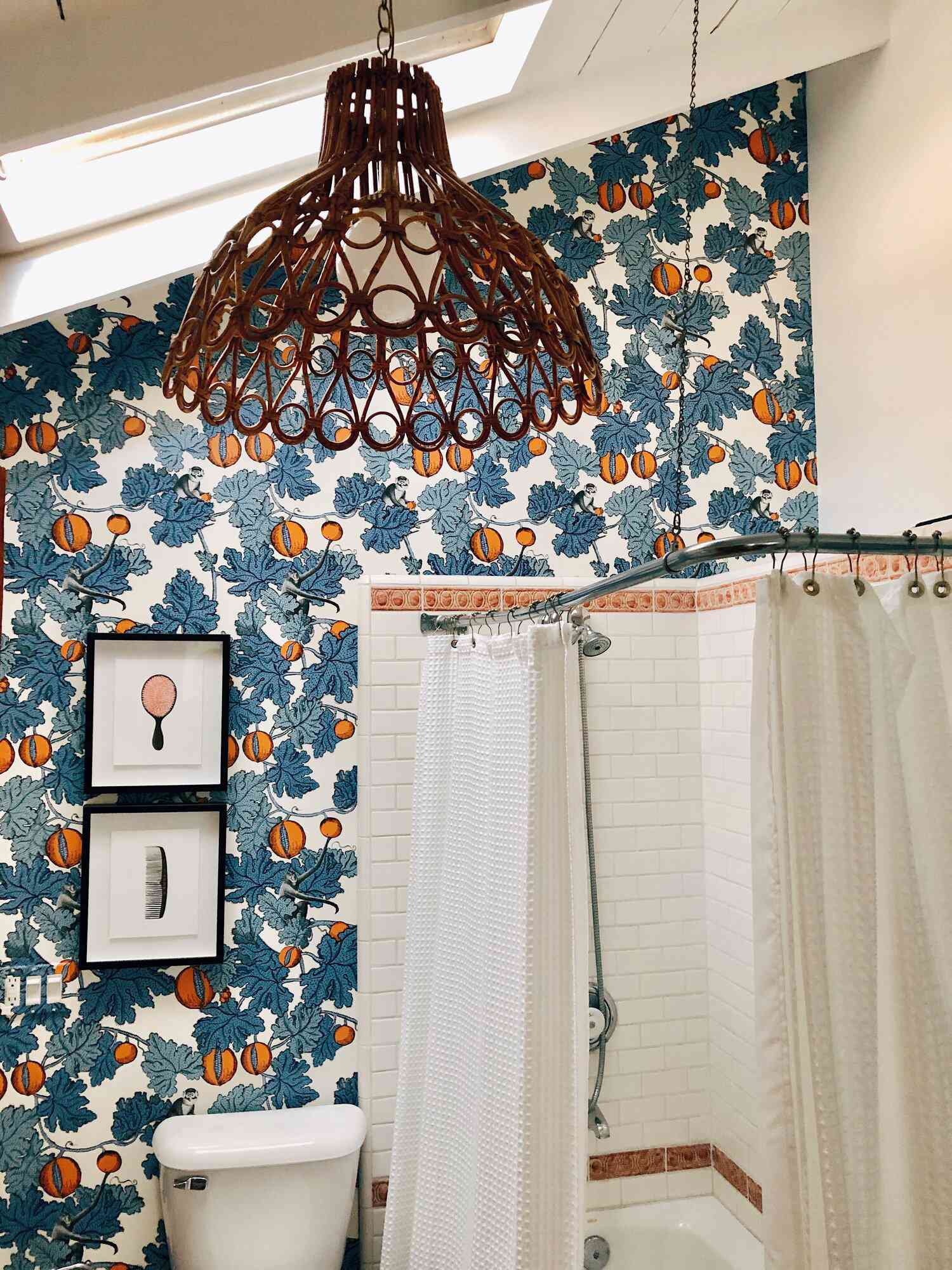 banheiro azul-marinho com papel de parede estampado em laranja
