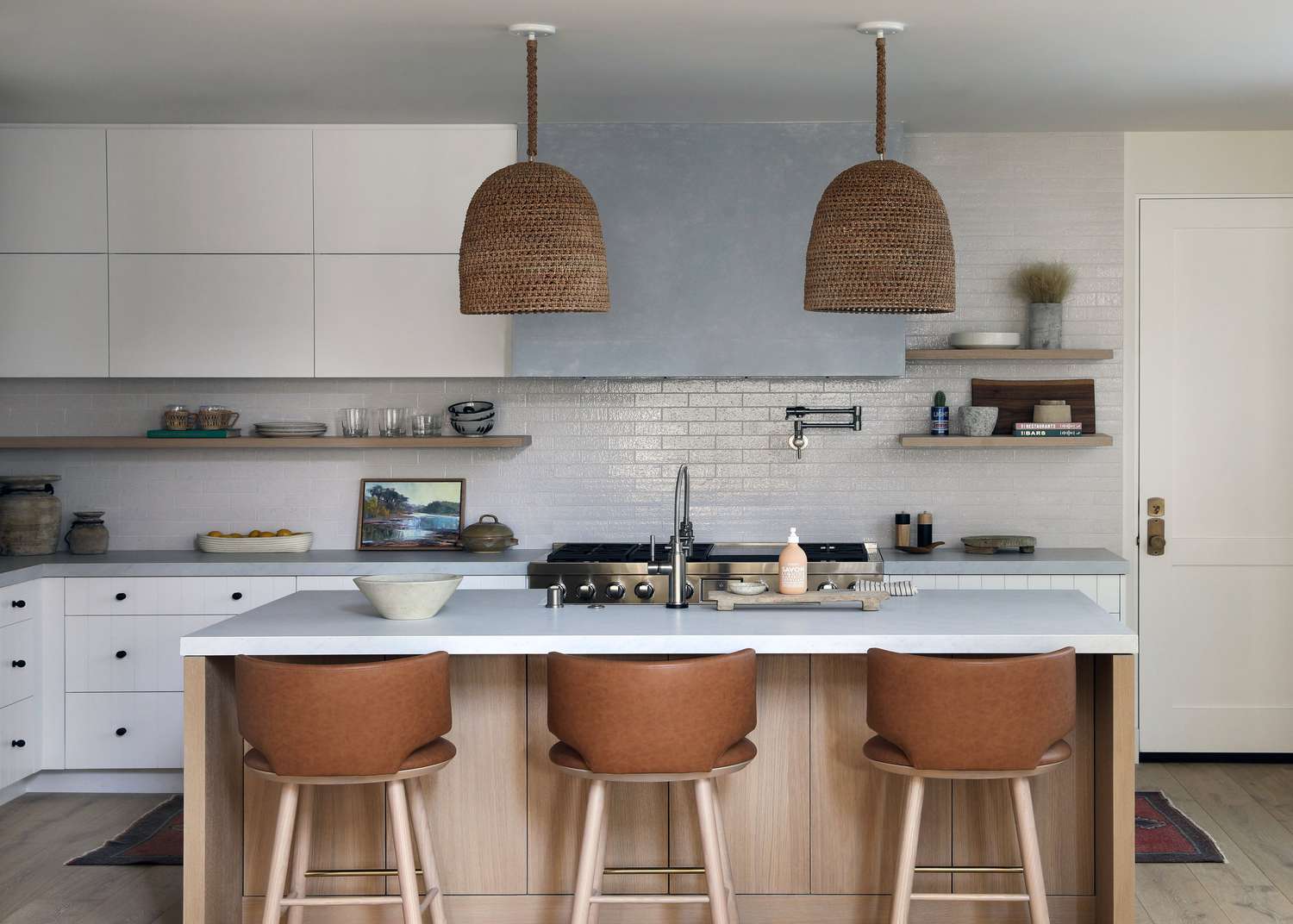 cozinha branca moderna com pingentes de cesta de vime