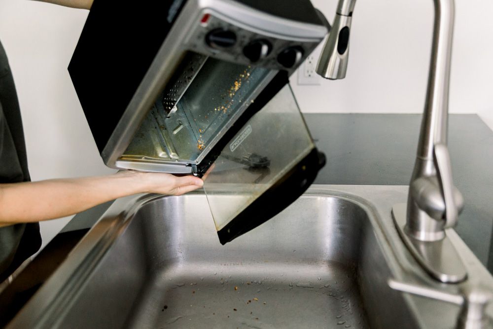 Krümel aus dem Toaster schütteln