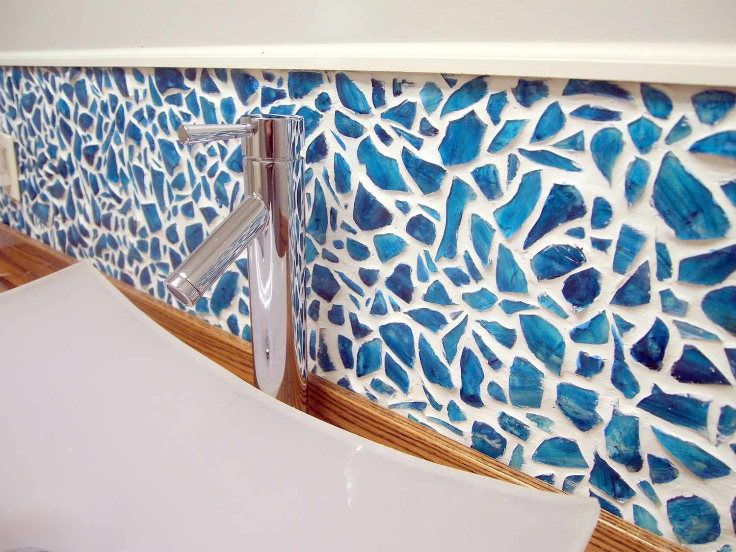 Un backsplash de mosaico azul