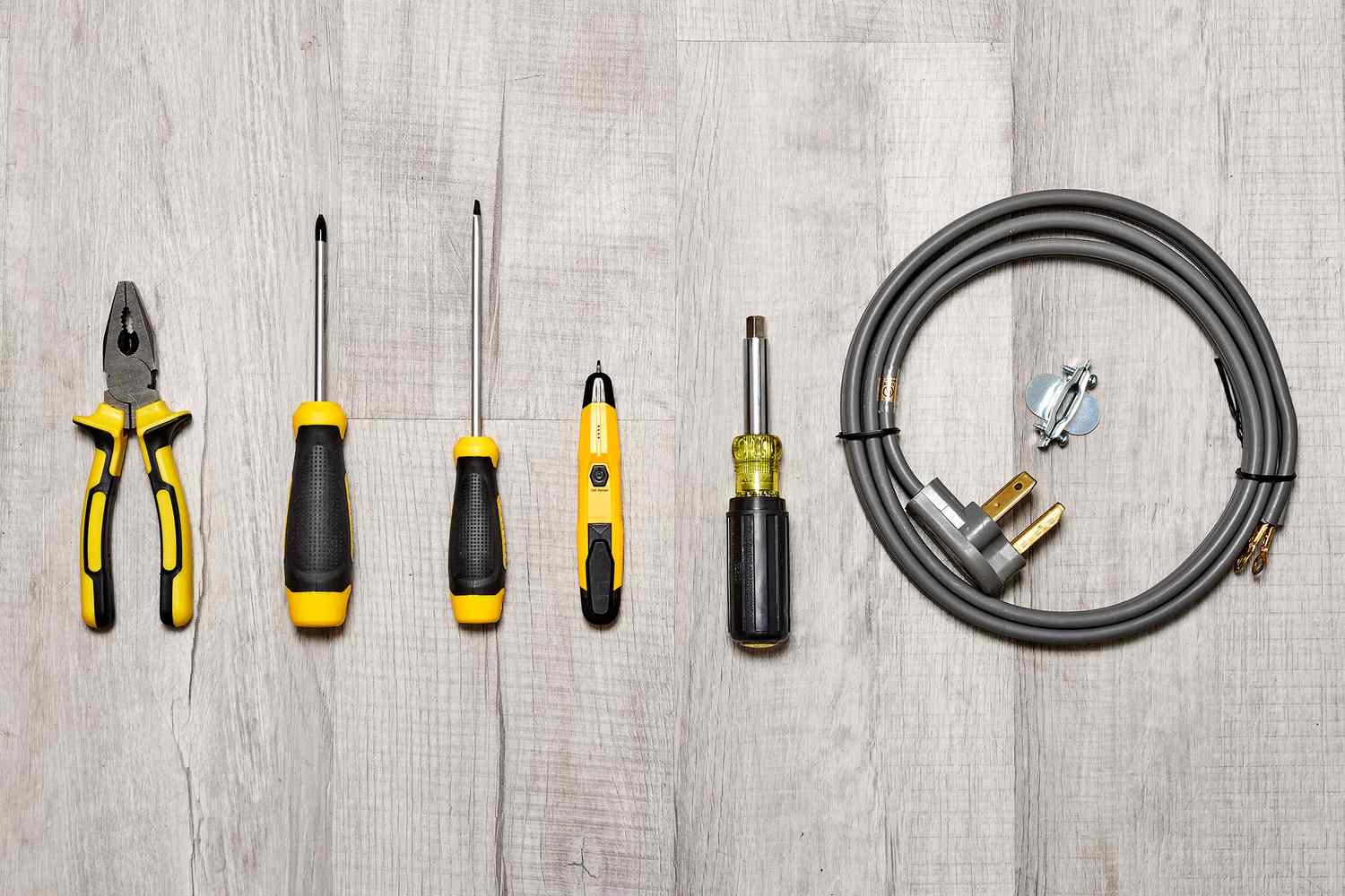 Materiais e ferramentas para trocar o cabo de uma secadora de 4 pinos por uma tomada de 3 pinos