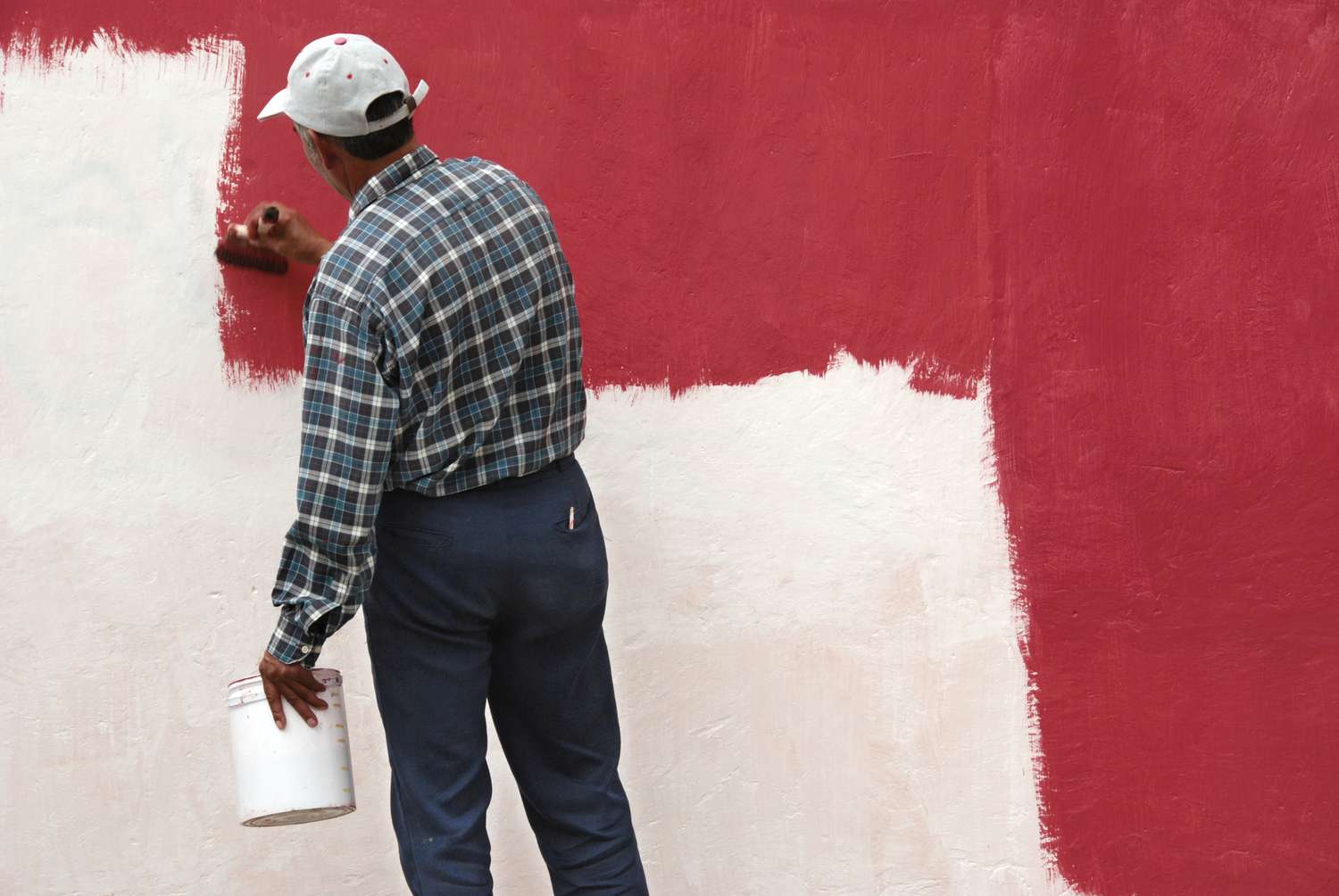 Como pintar sobre papel de parede