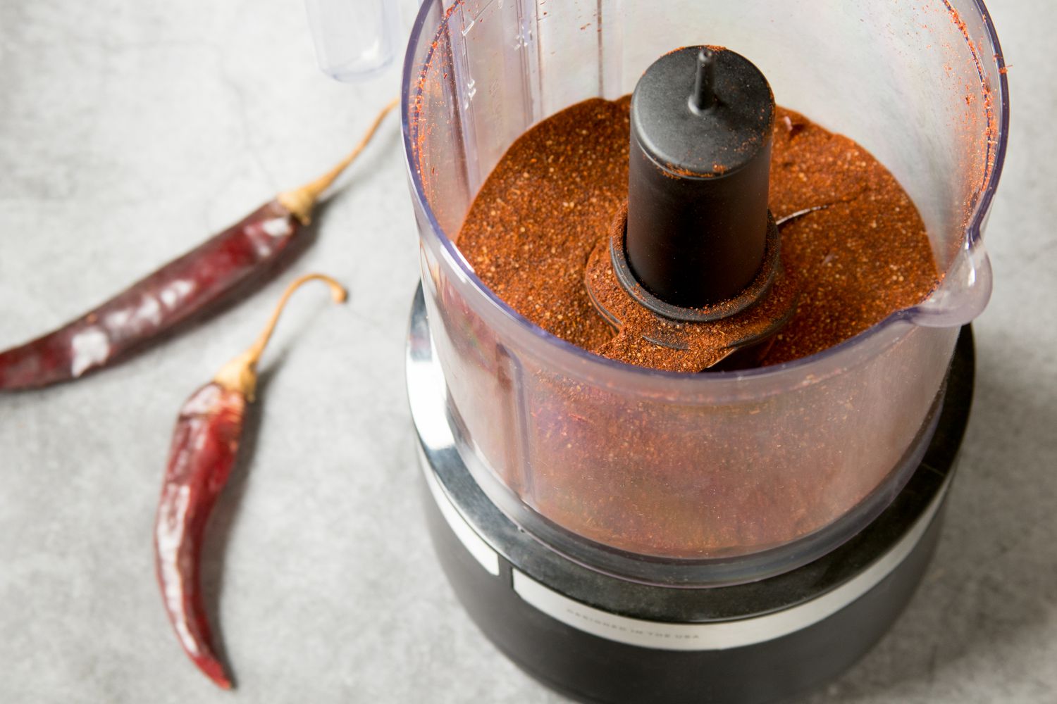 Getrocknete Peperoni in der Küchenmaschine gemahlen als Insektenschutzmittel