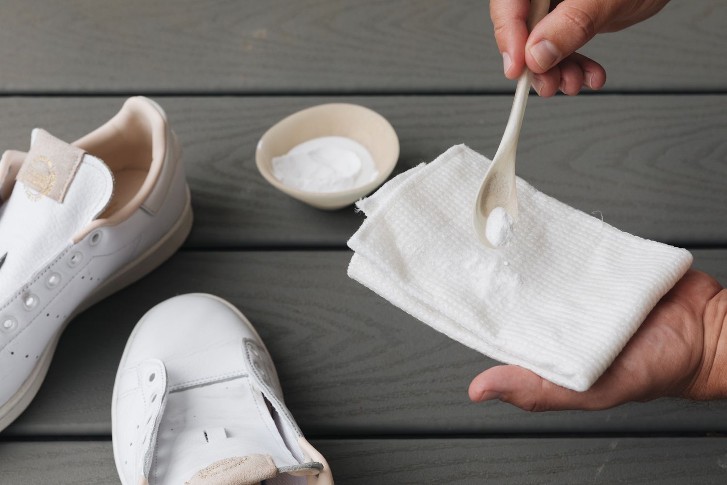 usando bicarbonato de sódio para limpar um tênis branco