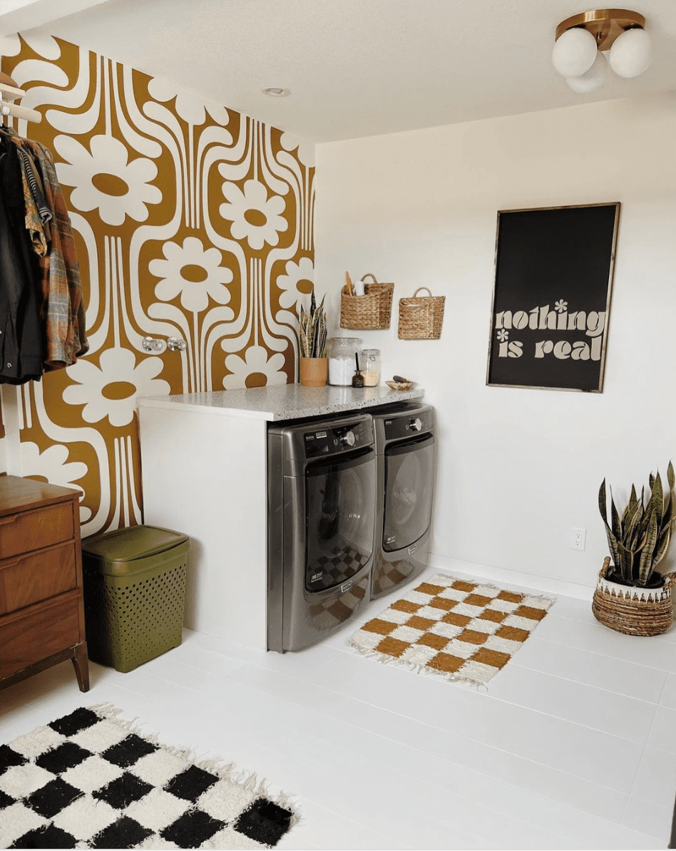espacioso armario de lavandería inspirado en los años 70