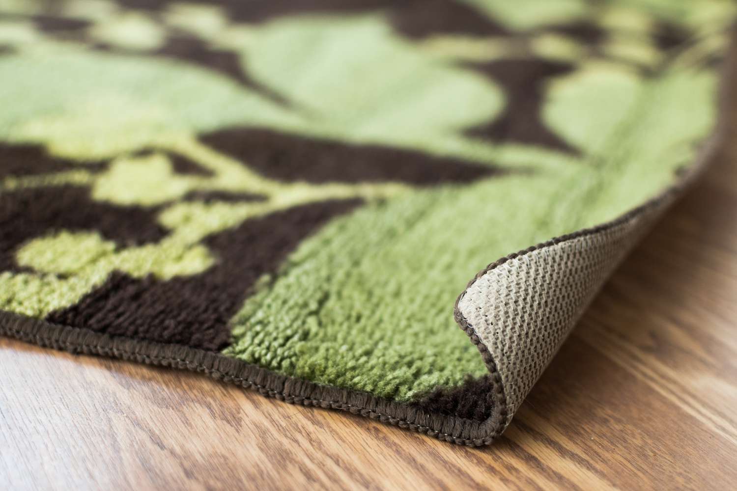 Brauner und grüner Teppich mit eingerollter Ecke
