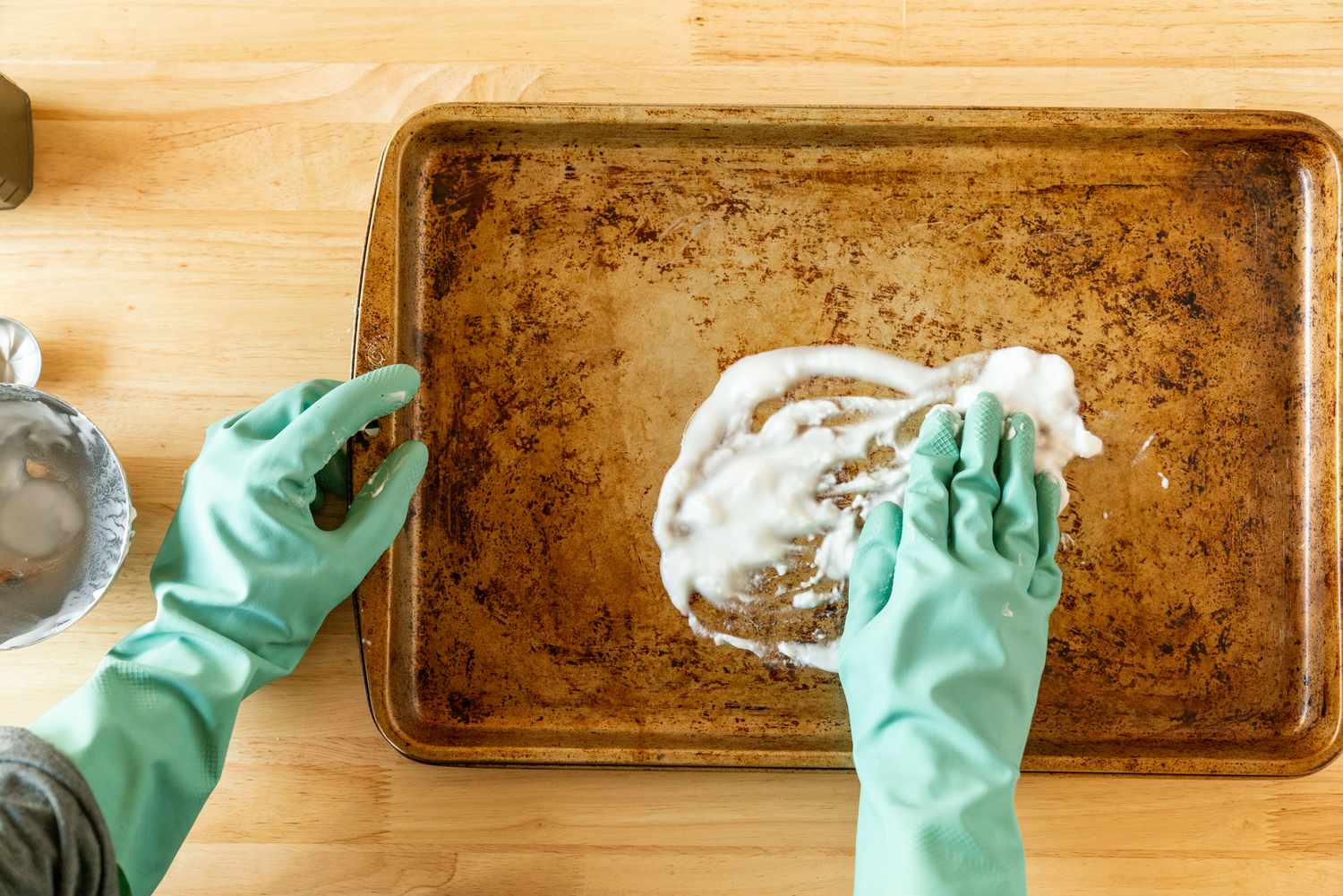 Paste mit Handschuhen auf das Backblech aufgetragen