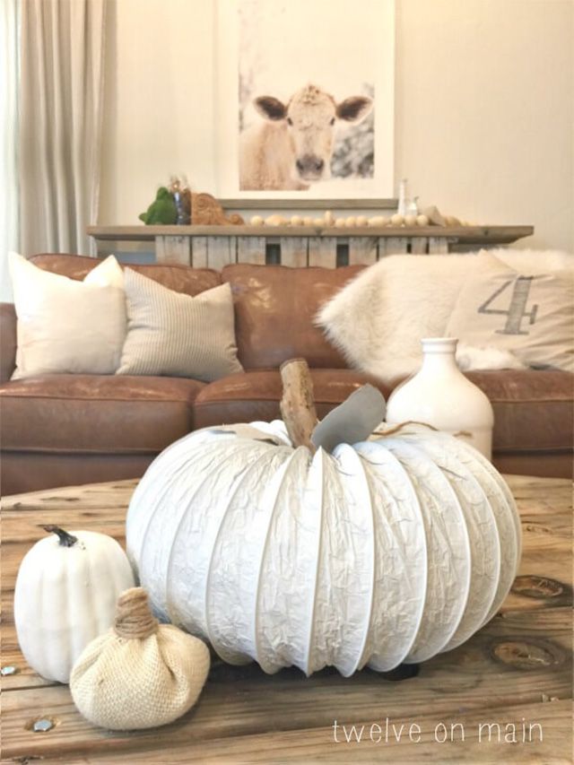 Una calabaza blanca hecha con el respiradero de una secadora