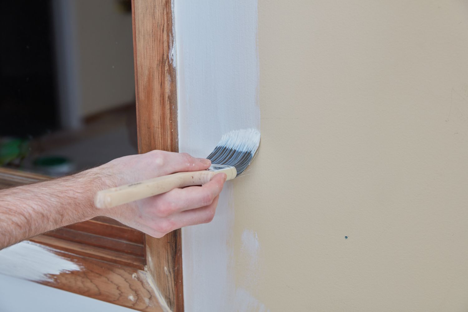 Pincel ensanchando la línea de pintura blanca