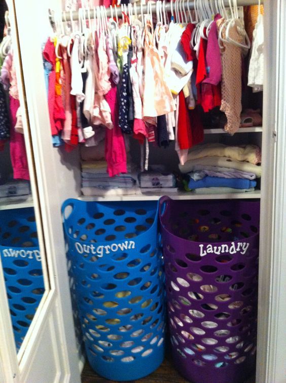 Organización del armario de la guardería - Cubo de desecho para ropa de bebé pasada de moda